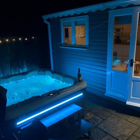 The Summerhouse, Countryside Retreat With Private Hot Tub 布里奇诺斯 外观 照片