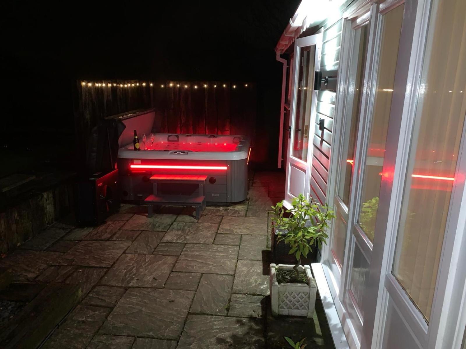 The Summerhouse, Countryside Retreat With Private Hot Tub 布里奇诺斯 外观 照片