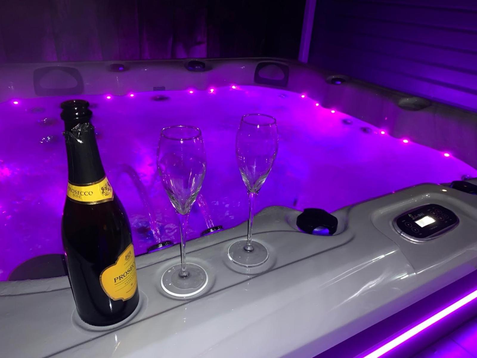 The Summerhouse, Countryside Retreat With Private Hot Tub 布里奇诺斯 外观 照片